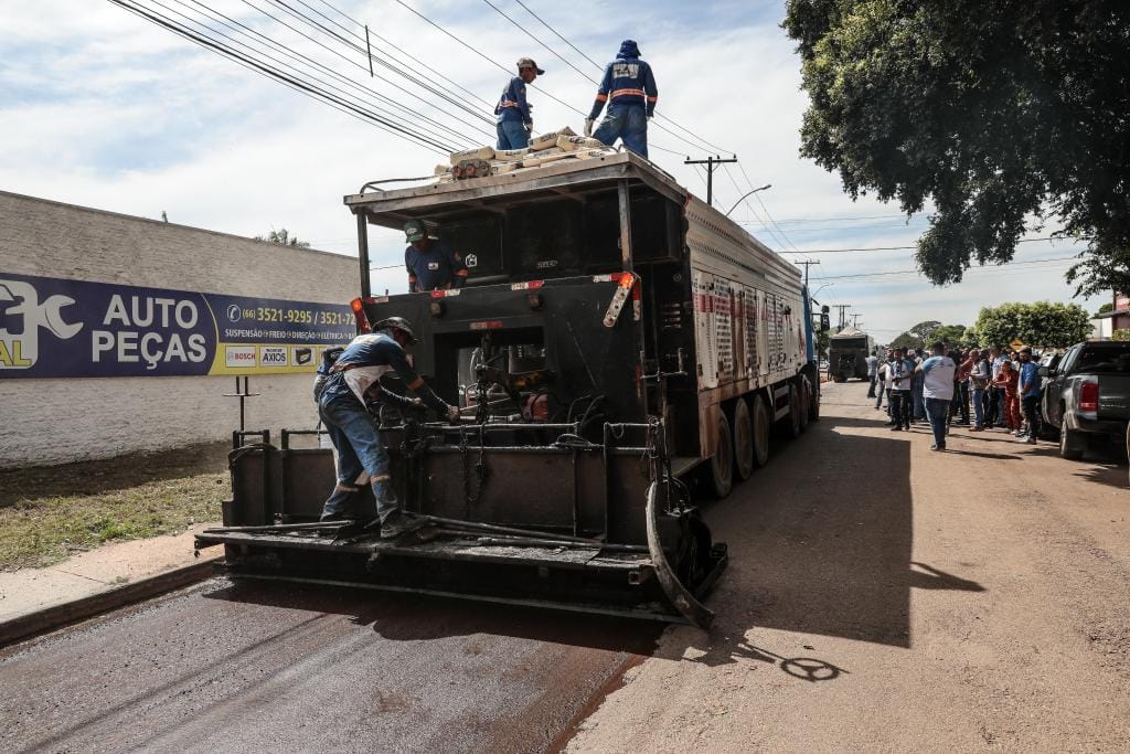 Governo de Mato Grosso libera R$ 68,7 milhões para varrer buracos e renovar as ruas da Baixada Cuiabana