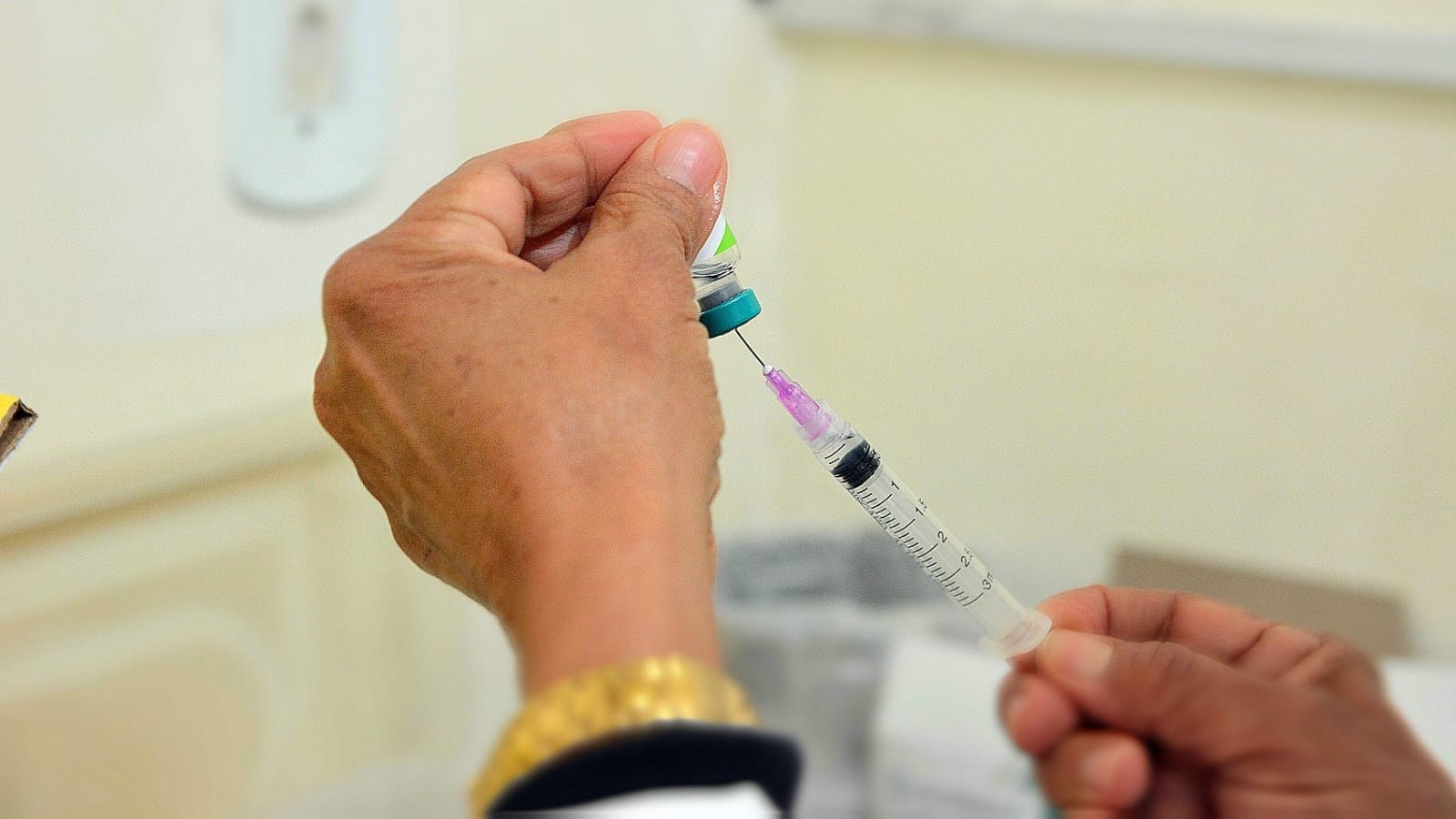 Prefeitura imuniza adolescentes e alerta população para redobrar cuidados no combate à dengue em Várzea Grande-MT