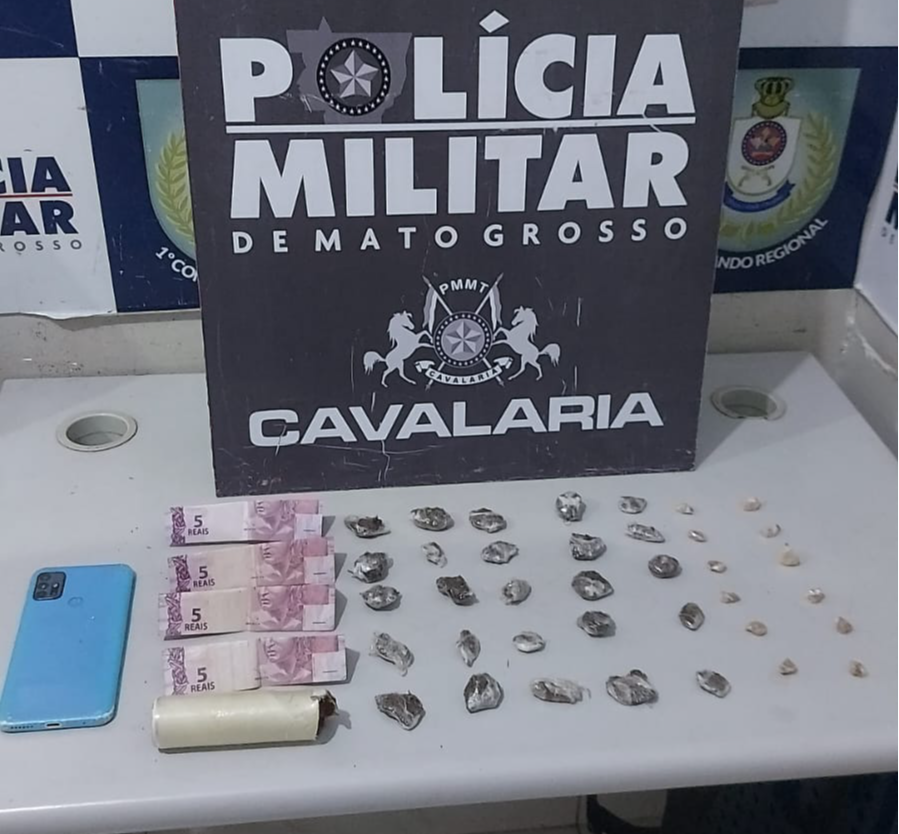 Cavalaria da PM MT prende dupla por tráfico e apreende diversas porções de maconha e pasta base de cocaína