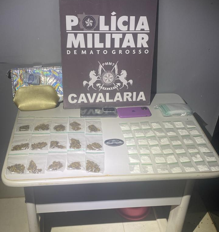 Cavalaria da PM prende dupla por tráfico de drogas e apreende 57 porções de entorpecentes