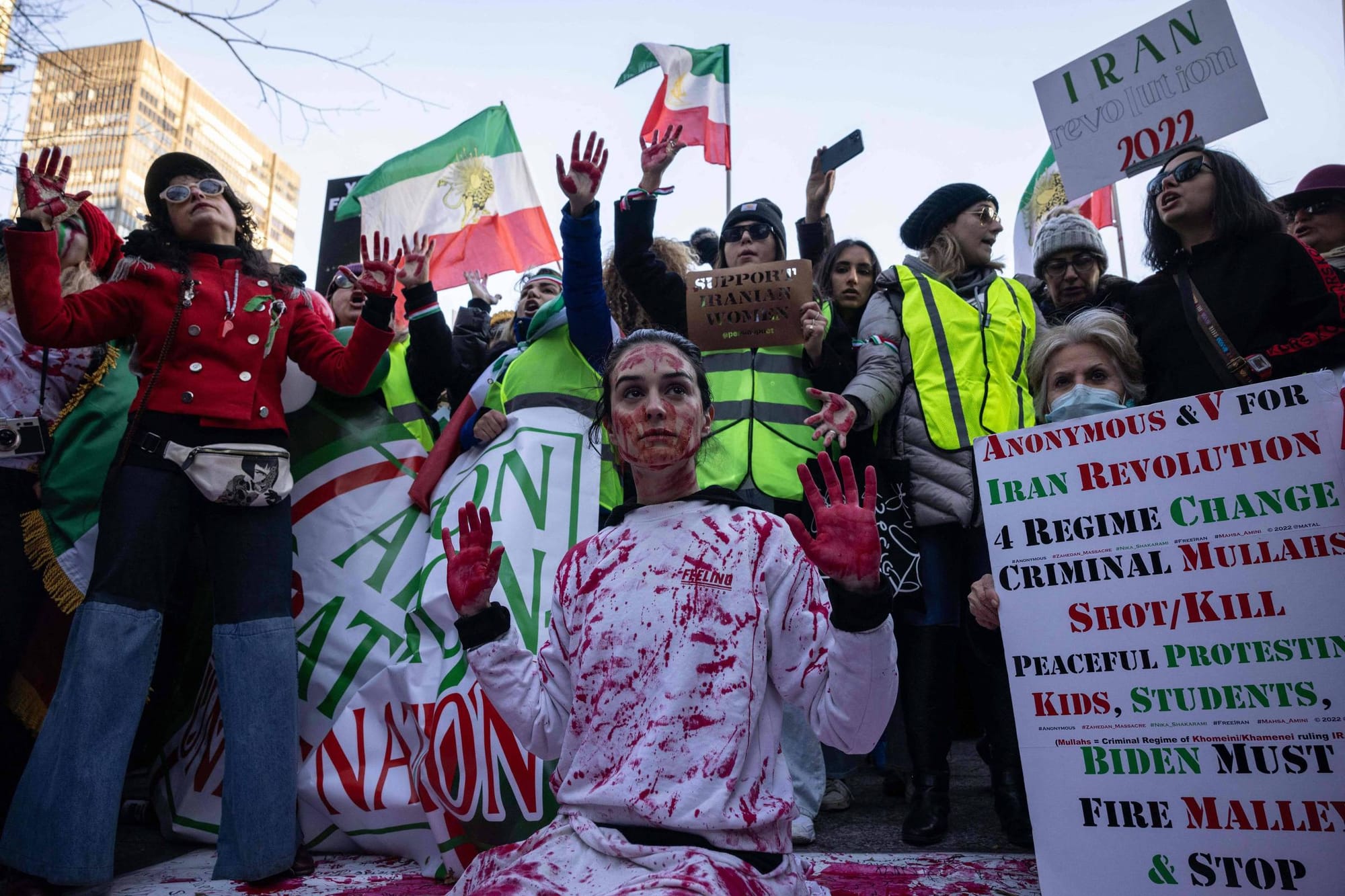 Mortes em protestos no Irã ultrapassam 500; repressão se intensifica e comunidade internacional reage