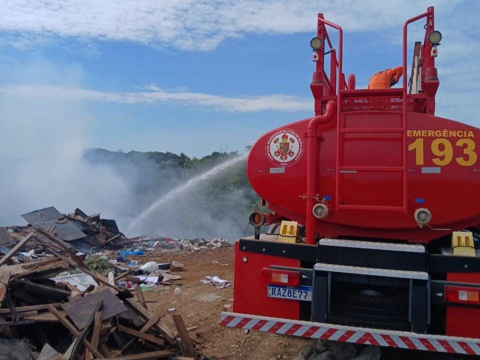 Corpo de Bombeiros combate incêndio em aterro sanitário em Primavera do Leste-MT