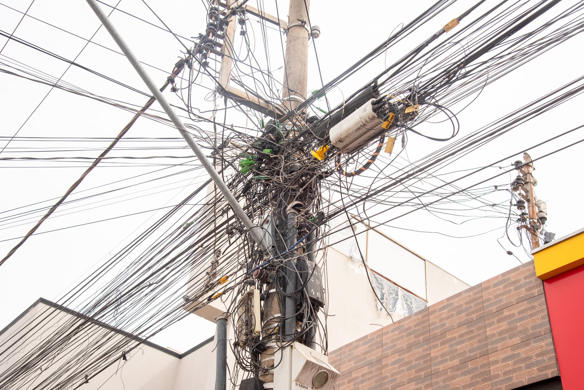 Procon multa Energisa em R$ 370 mil por não retirar fiação sem uso dos postes