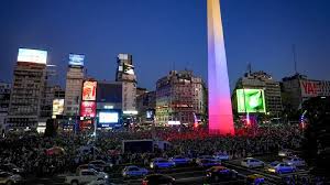 Venezuelanos no exterior reagem ao ataque dos EUA e à queda de Maduro entre alegria, preocupação e protestos