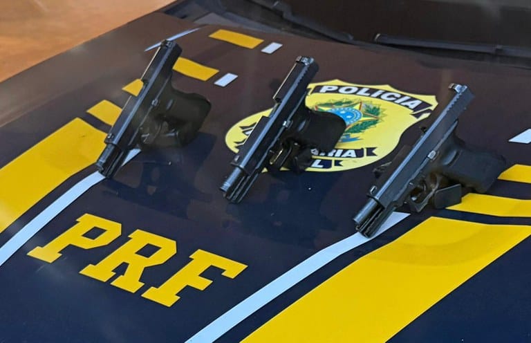 PRF prende mulher com pistolas presas ao corpo em Ponta Porã (MS)