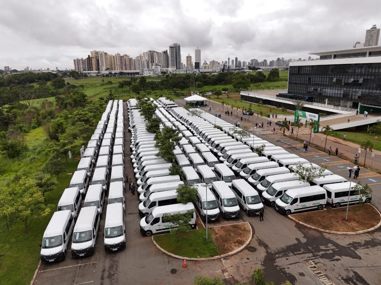 Municípios Goianos recebem 246 vans para assistência social