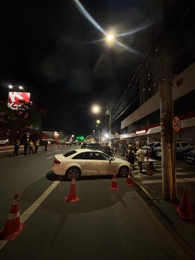 Operação Lei Seca termina com três presos e 14 veículos removidos na avenida Isaac Póvoas em Cuiabá-MT