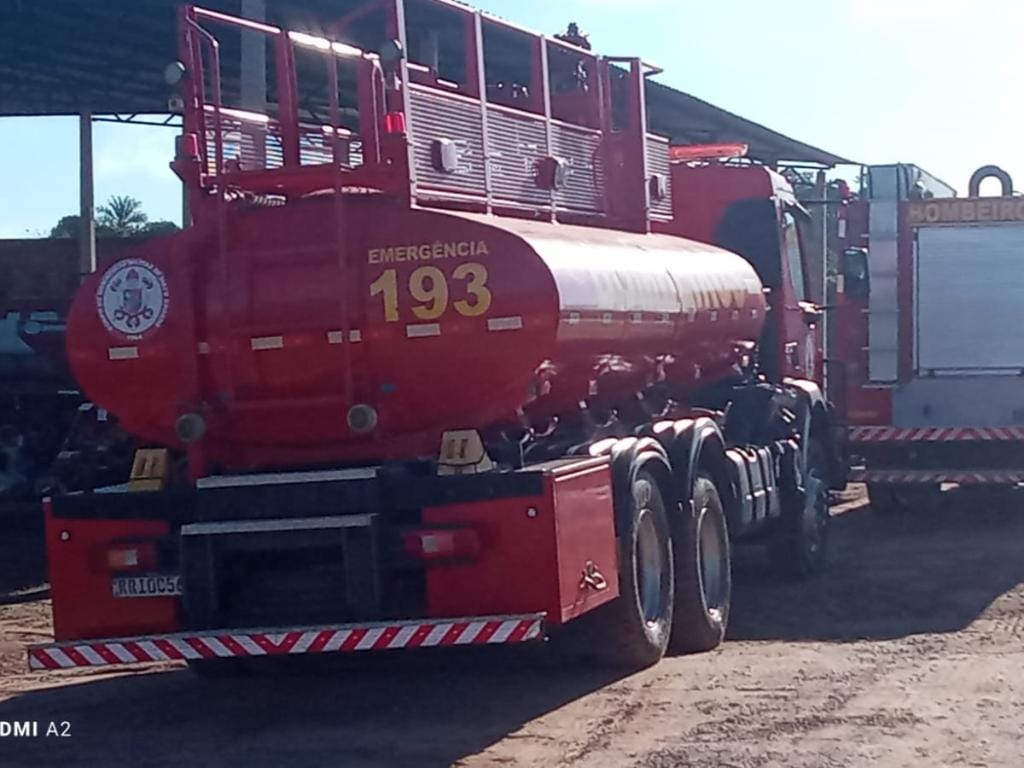 Corpo de Bombeiros MT combate incêndio em barracão de resíduos de grãos