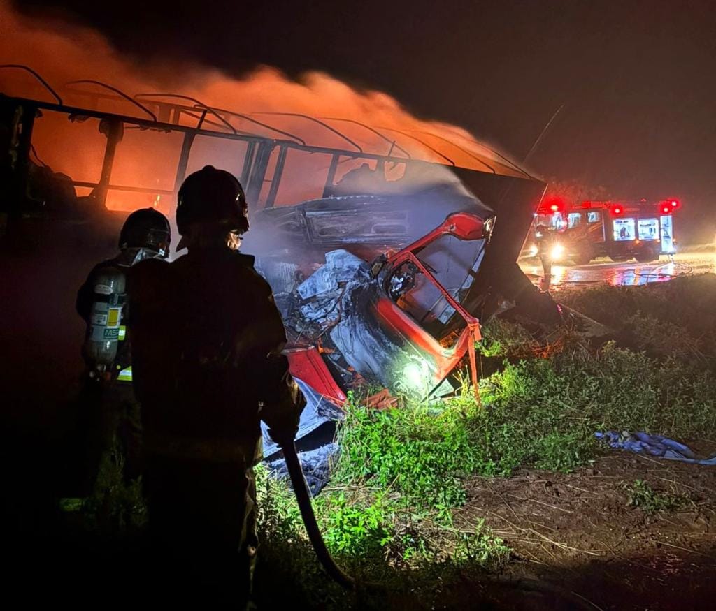 Corpo de Bombeiros combate incêndio em carretas após acidente na BR-364