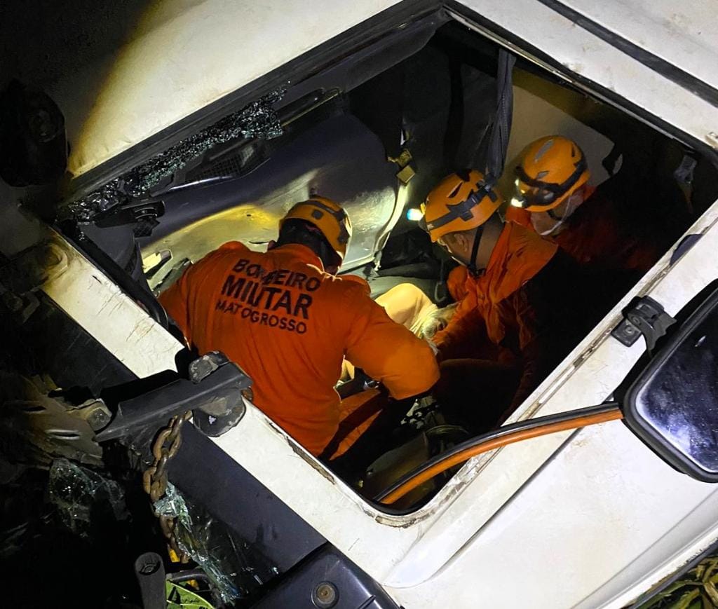 Corpo de Bombeiros MT socorre homem que ficou preso às ferragens após veículo tombar