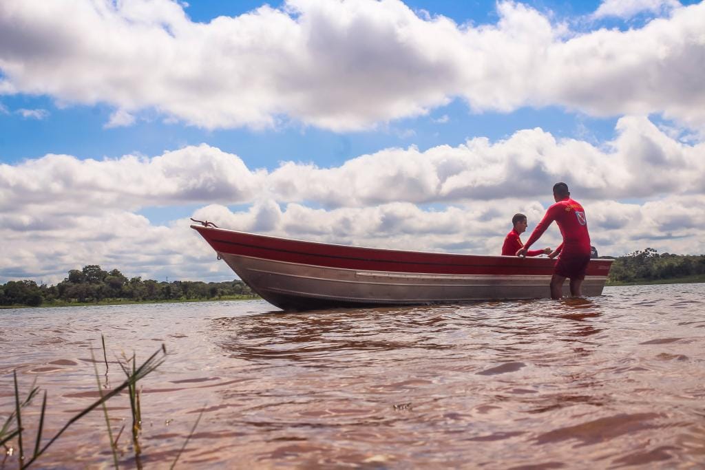 Bombeiros MT salvam mulher arrastada pela correnteza do Rio Araguaia