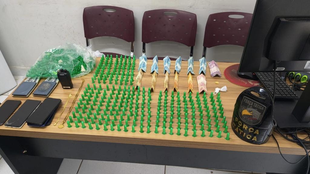 Força Tática de MT localiza suspeitos por salve e apreende 300 porções de cocaína em residência