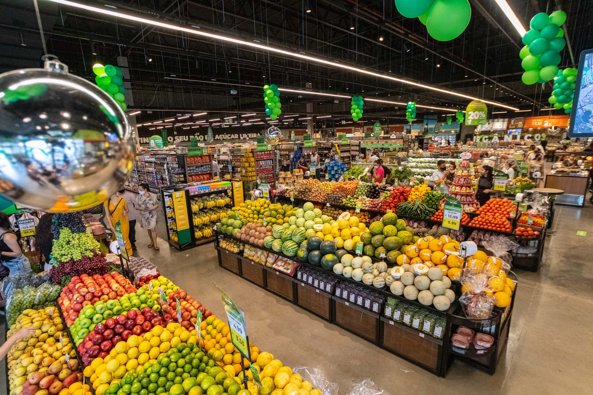 Varejo Alimentar: O Termômetro da Sobrevivência e o Espelho da Crise Brasileira