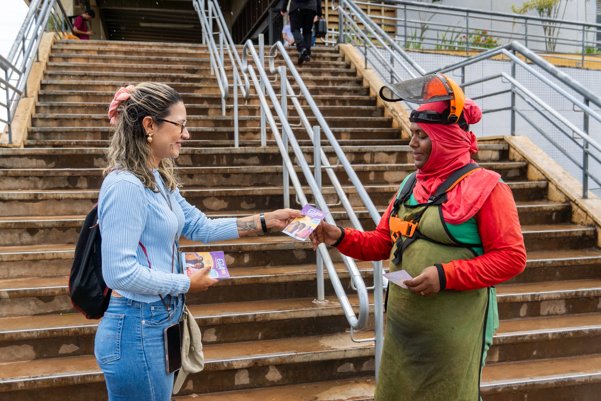 Profissionais da Educação vão às ruas em ação de busca ativa para a EJA