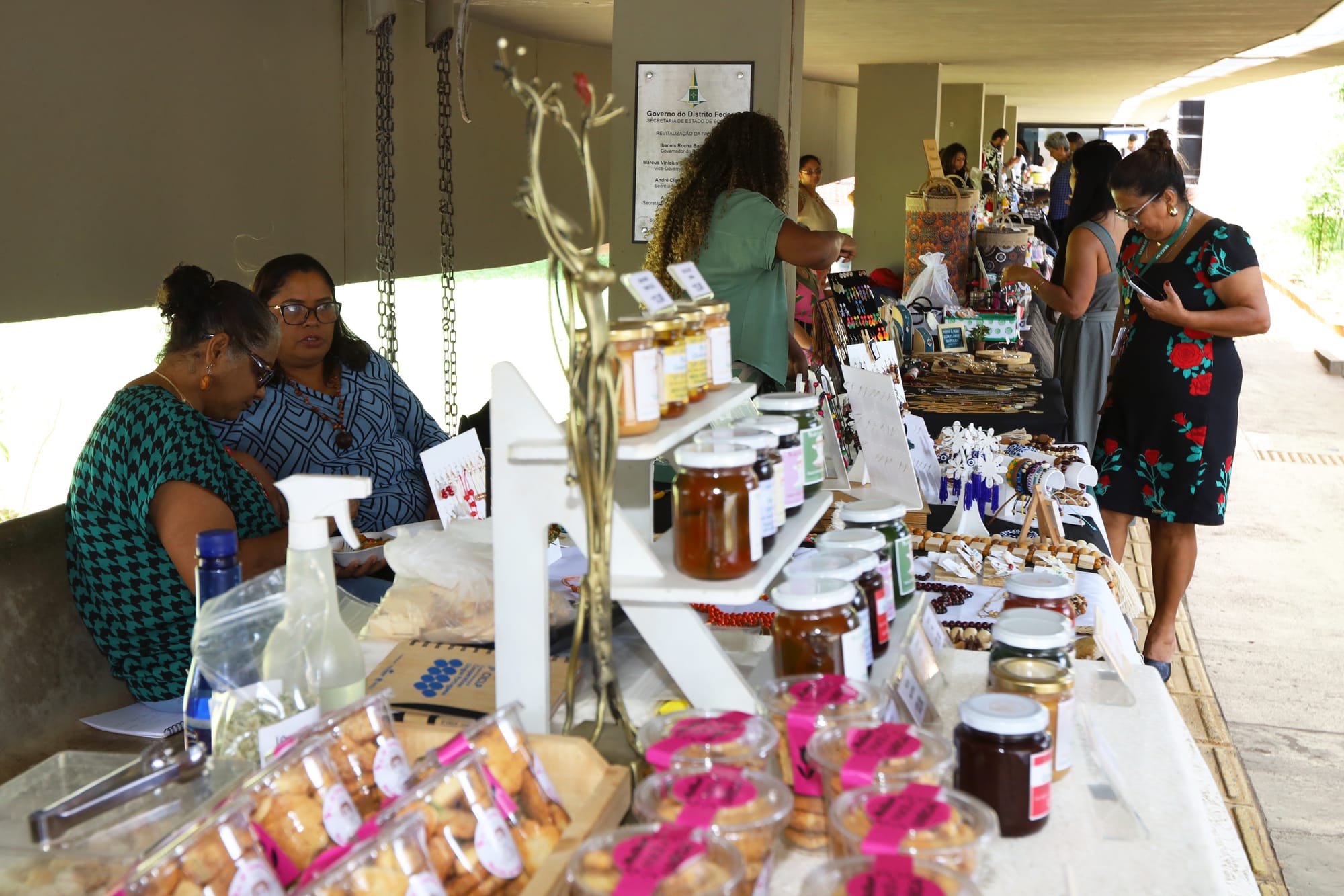 Feira de Artesanato Raízes do Entorno valoriza empreendedorismo local e homenageia Dia da Mulher