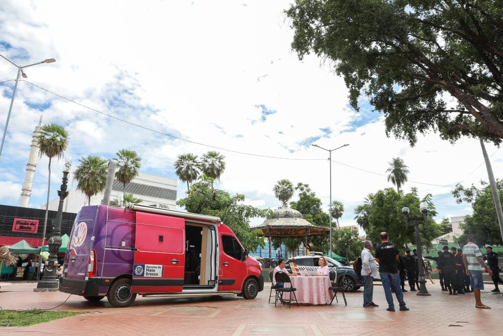 Van Rosa do programa SER Família Mulher leva orientação e acolhimento à população na Praça Ipiranga em Cuiabá-MT