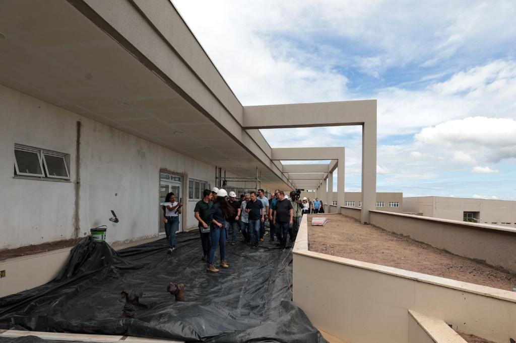 Governador vistoria obras do novo Hospital Júlio Müller: “vai ser um dos melhores do Estado”