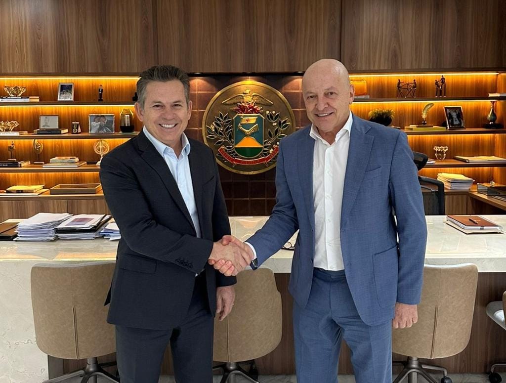 Mauro Mendes passa a faixa de governador para Otaviano Pivetta no dia 31 de março