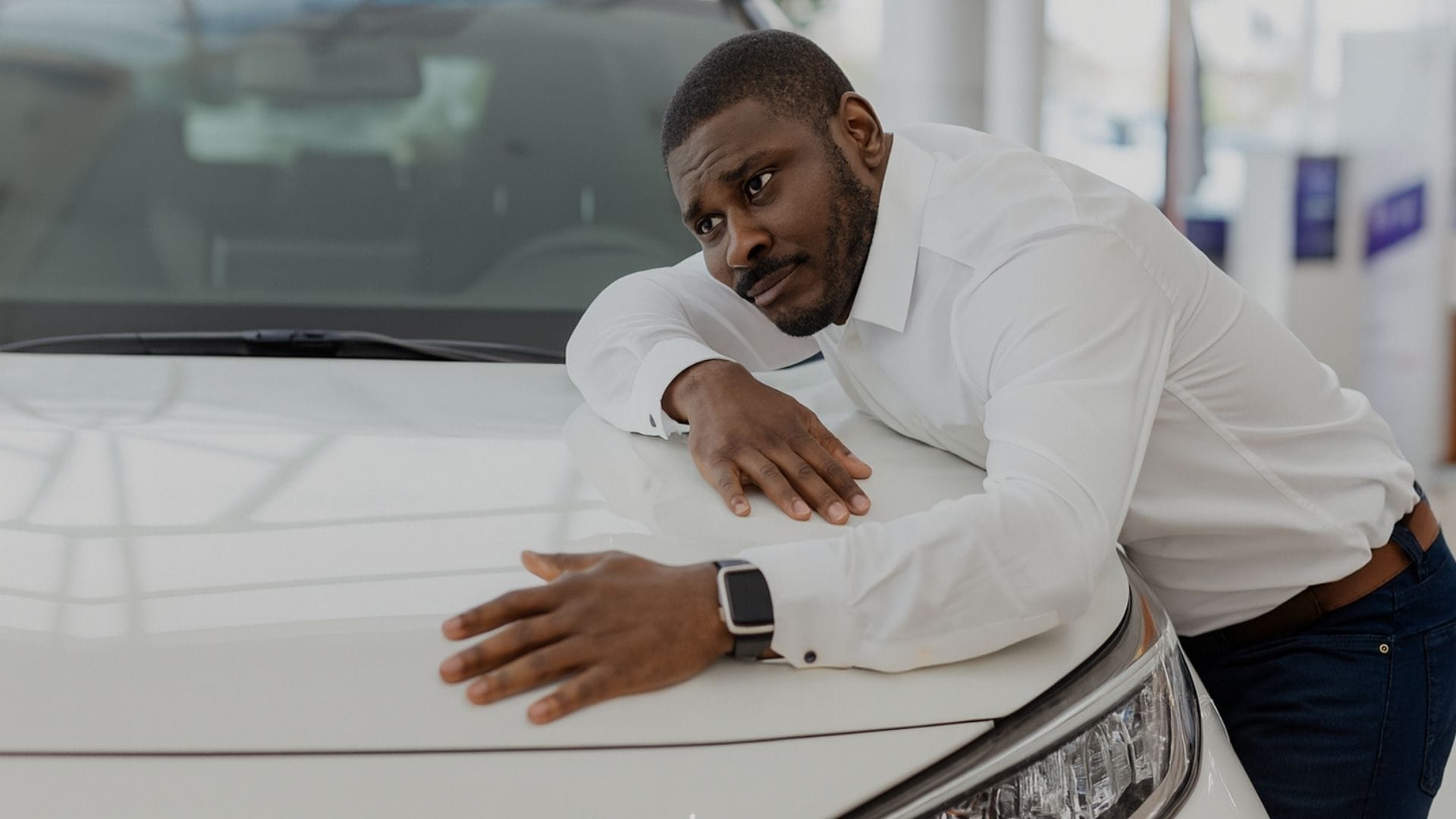 O Paradoxo das Rodas: Por que o financiamento de veículos dispara enquanto o bolso do brasileiro aperta?