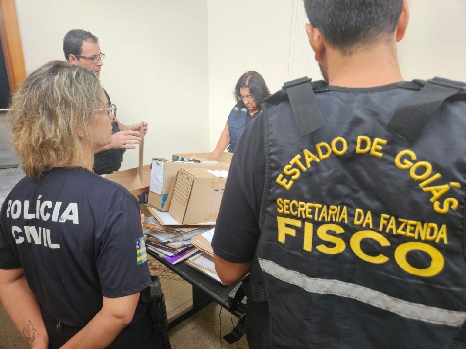 Operação Smokescreen investiga fraude fiscal de R$ 160 milhões envolvendo distribuidora de cigarros em Goiás