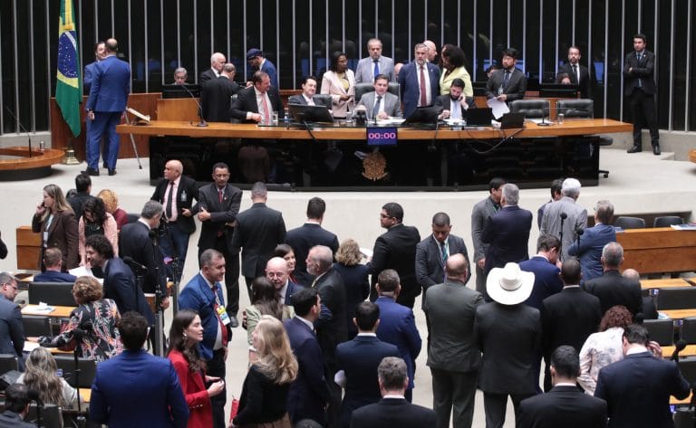 Câmara aprova em 2º turno a PEC que garante recursos mínimos para assistência social