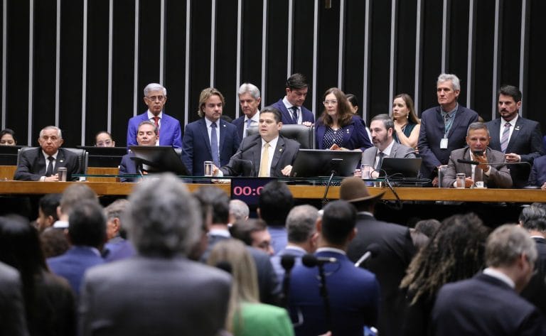 Congresso derruba veto e reduz penas de condenados por 08/01