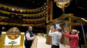 Maior loteria do mundo distribui prêmios bilionários no Natal e emociona milhões na Espanha