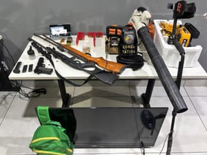 Força Tática prende homem e recupera armas e produtos roubados de chácara
