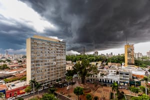 Equipes da Defesa Civil de Cuiabá-MT atuam durante chuva e mantêm vigilância em áreas críticas