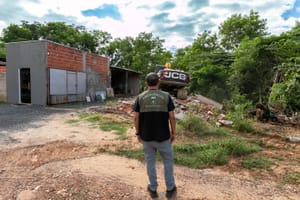 Construção irregular em área de APP é demolida pela Prefeitura de Cuiabá-MT