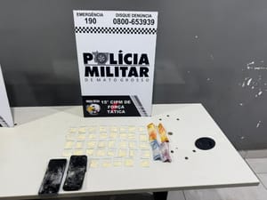 Força Tática prende dois homens e apreende 37 porções de cocaína
