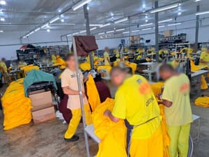 Custodiados de Goiás produzem mais de 4 mil kits de uniformes