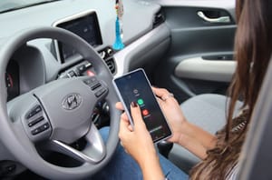 Mais de 95 mil condutores são flagrados usando o celular no trânsito do DF em 2025