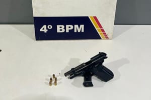 PM prende motorista por porte ilegal de arma de fogo após ameaçar homem