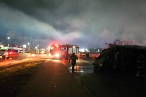 Bombeiros combatem incêndio em carreta com carga de algodão no Distrito Industrial