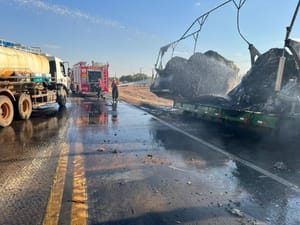 Corpo de Bombeiros combate incêndio em carga de pluma de algodão em carreta
