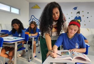Professores da rede estadual podem se inscrever para bolsa que oferece R$ 2,1 mil por até dois anos
