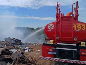 Corpo de Bombeiros combate incêndio em aterro sanitário em Primavera do Leste-MT