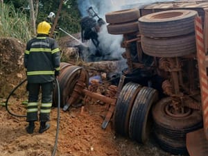 Corpo de Bombeiros combate incêndio em carreta na BR 364, na Serra de São Vicente, sentido Rondonópolis-MT.