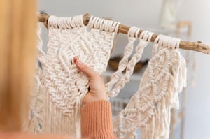 Curso gratuito em Chapada dos Guimarães capacita mulheres para gerar renda extra com macramê e biojóias