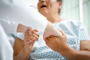 Médicos especialistas têm seleção com salários de até R$ 18 mil