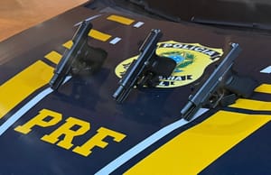 PRF prende mulher com pistolas presas ao corpo em Ponta Porã (MS)