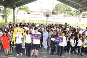 Estudantes de Aparecida de Goiânia recebem novo cartão do Bolsa Estudo