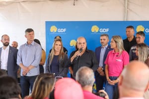 Ibaneis Rocha assina ordem de serviço para expansão do BRT Sul, em Santa Maria