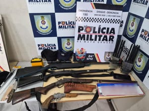 Polícia Militar apreende armas de fogo e recupera veículos após roubo em propriedade rural em Cuiabá-MT