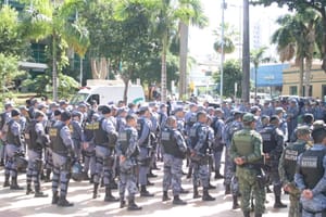 PM prende 41 foragidos da Justiça, recupera 32 veículos e apreende 13 armas de fogo em Cuiabá-MT