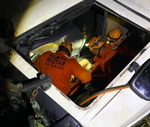 Corpo de Bombeiros MT socorre homem que ficou preso às ferragens após veículo tombar