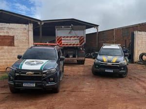 PRF e Receita Federal apreendem carga de pneus em Campo Grande (MS)