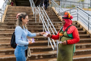 Profissionais da Educação vão às ruas em ação de busca ativa para a EJA