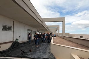 Governador vistoria obras do novo Hospital Júlio Müller: “vai ser um dos melhores do Estado”